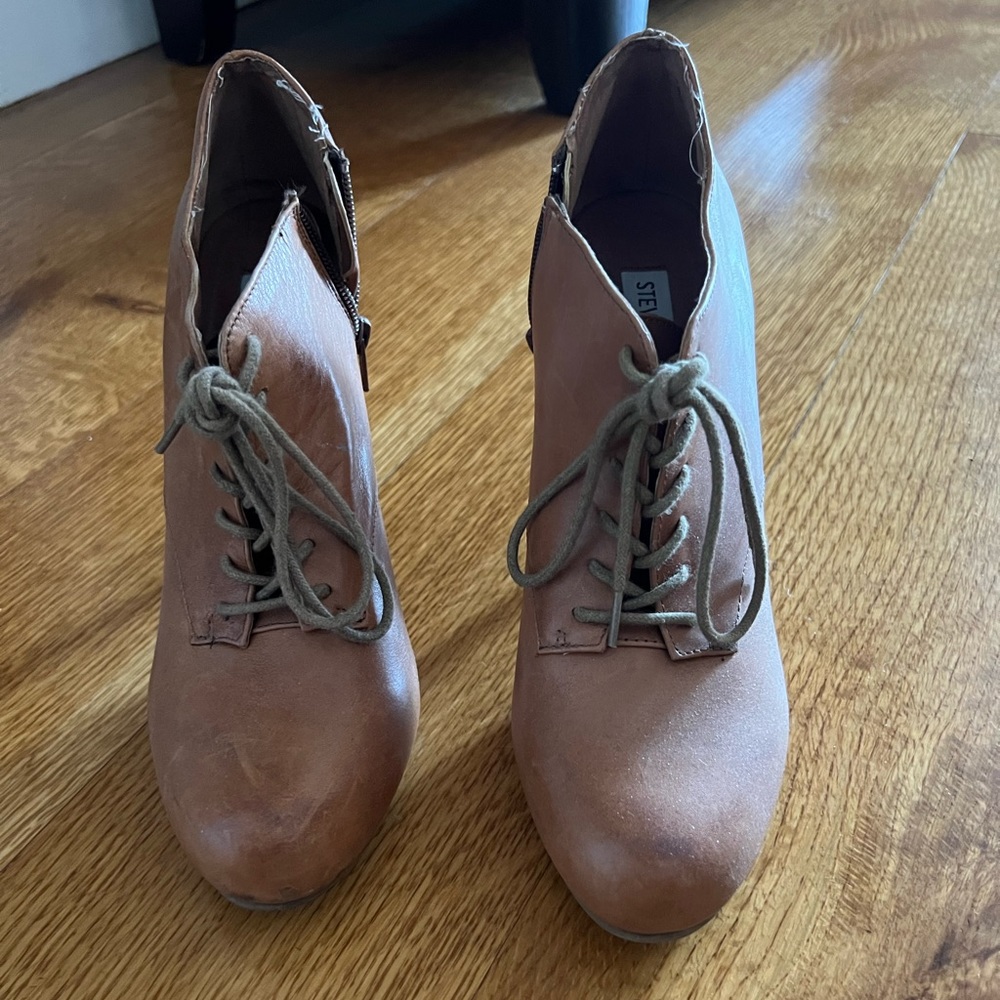 Brown leather Steve Madden ankle booties. SIZE 9